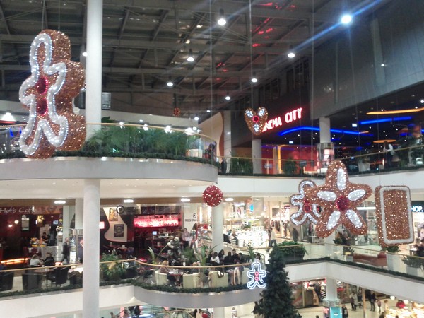 Allee shopping before Christmas